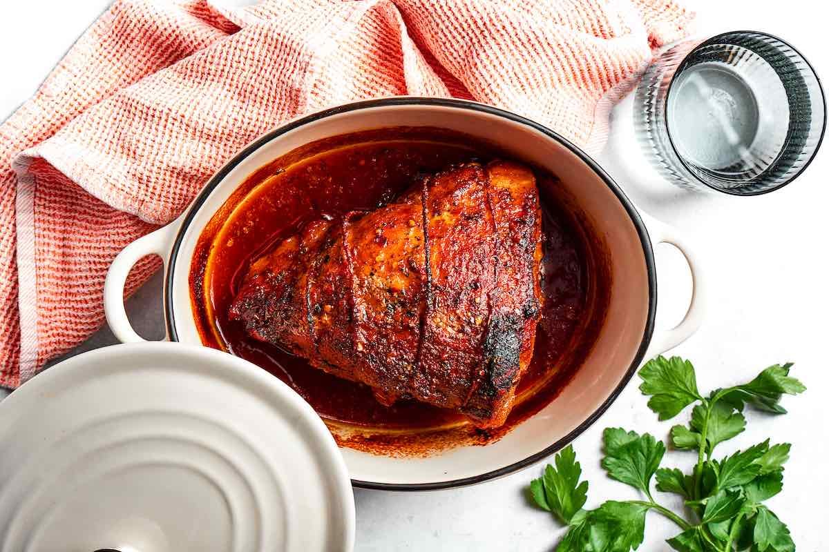 Paleta de cerdo al horno: cómo lograr la carne tierna y la salsa en un solo paso