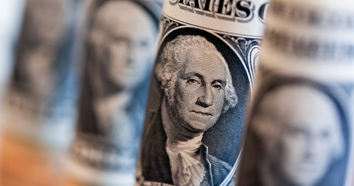 El dólar oficial perforó el umbral de los 1.530 pesos y volvió a quedar al borde de su máximo nominal