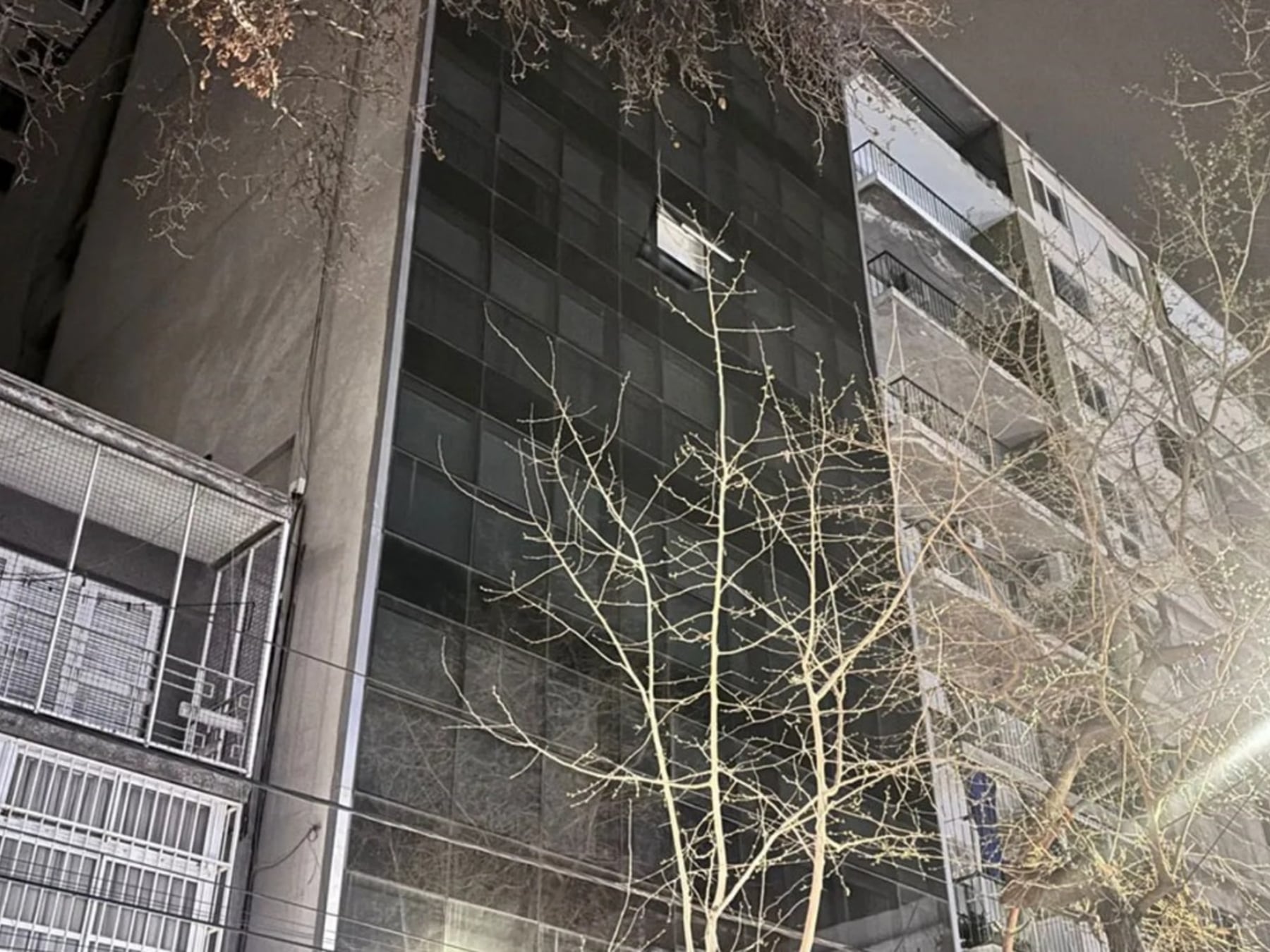 Una turista porteña falleció al caer del quinto piso de un hotel en el centro mendocino y su pareja quedó detenida