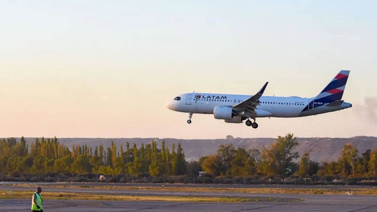 LATAM dice adiós a la ruta Neuquén-Santiago: cinco meses de vuelo y una despedida que deja preguntas abiertas