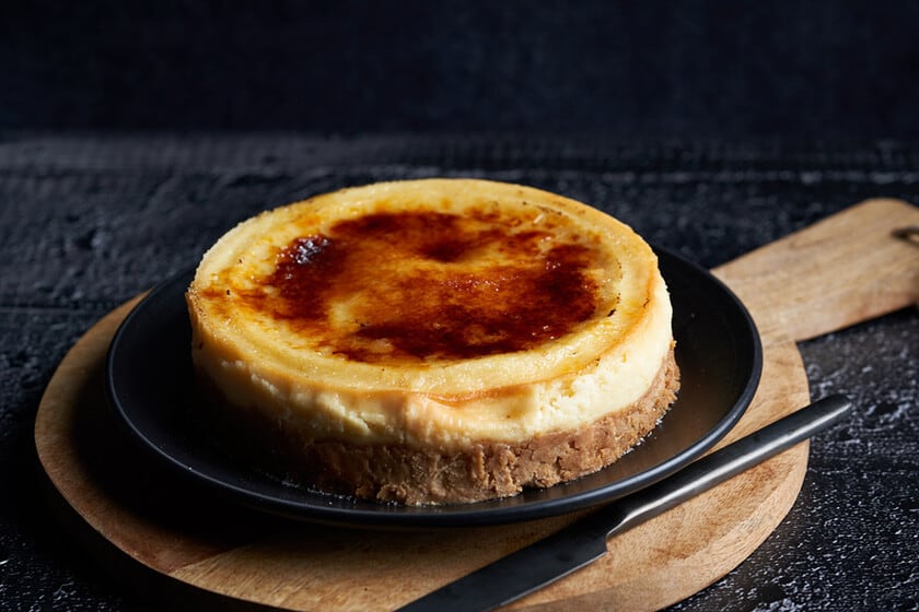 Cheesecake con costra caramelizada: cuando el pastel cremoso se cruza con el clásico francés y el soplete hace el resto