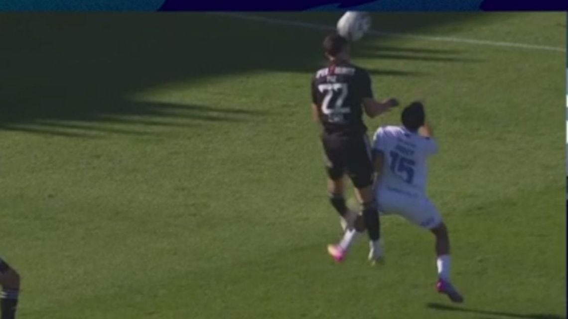 El VAR le bajó el pulgar al Fortín y Vélez se fue masticando bronca de Bajo Flores
