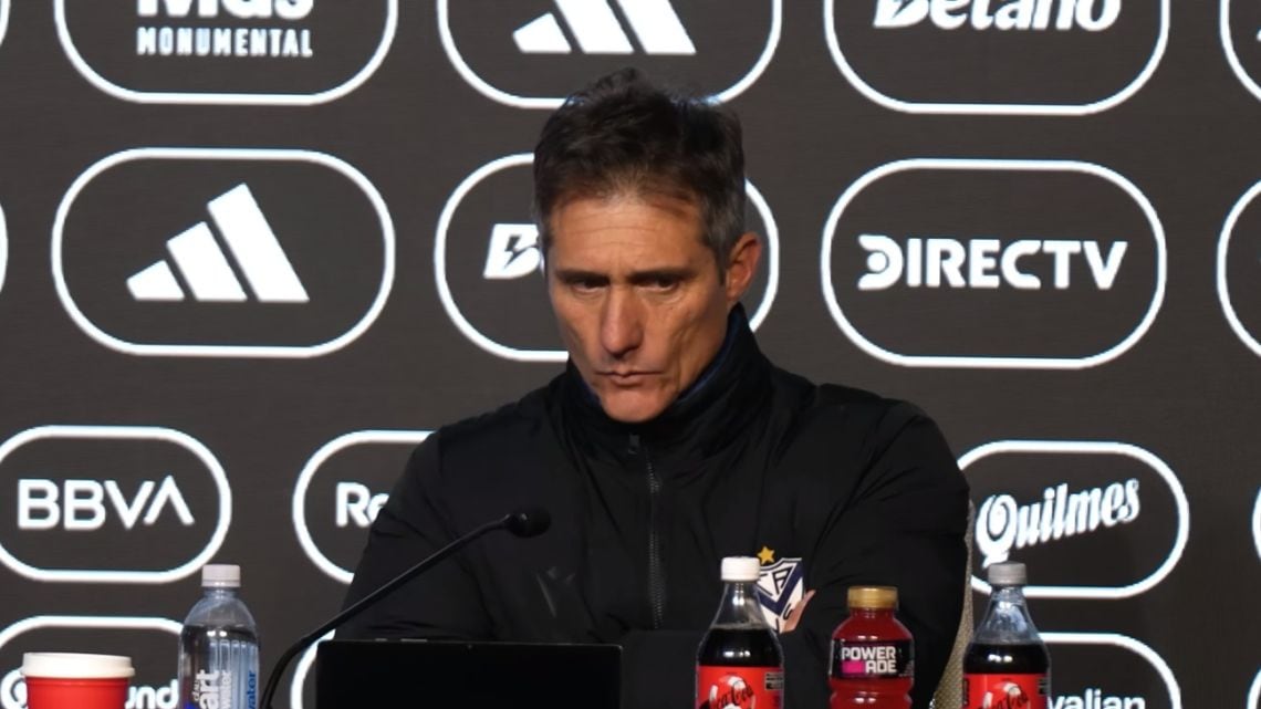 El viento de Liniers sopla, pero el árbitro le corta el vuelo: Vélez empató y Barros Schelotto se fue expulsado y caliente