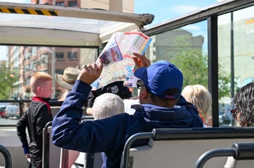 Neuquén te muestra su perfil más desconocido desde un colectivo amarillo: la ciudad se recorre gratis sobre ruedas