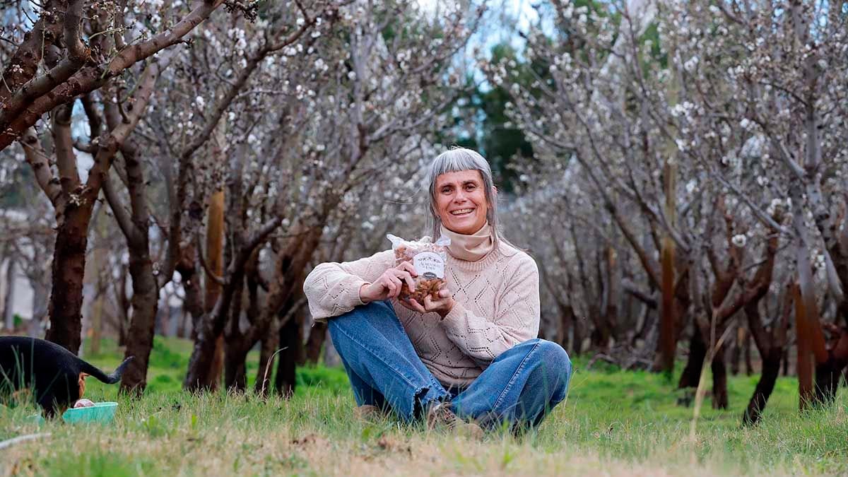 Teresita, la profesora de Biología que cosechó su propio bosque de almendras después del cáncer