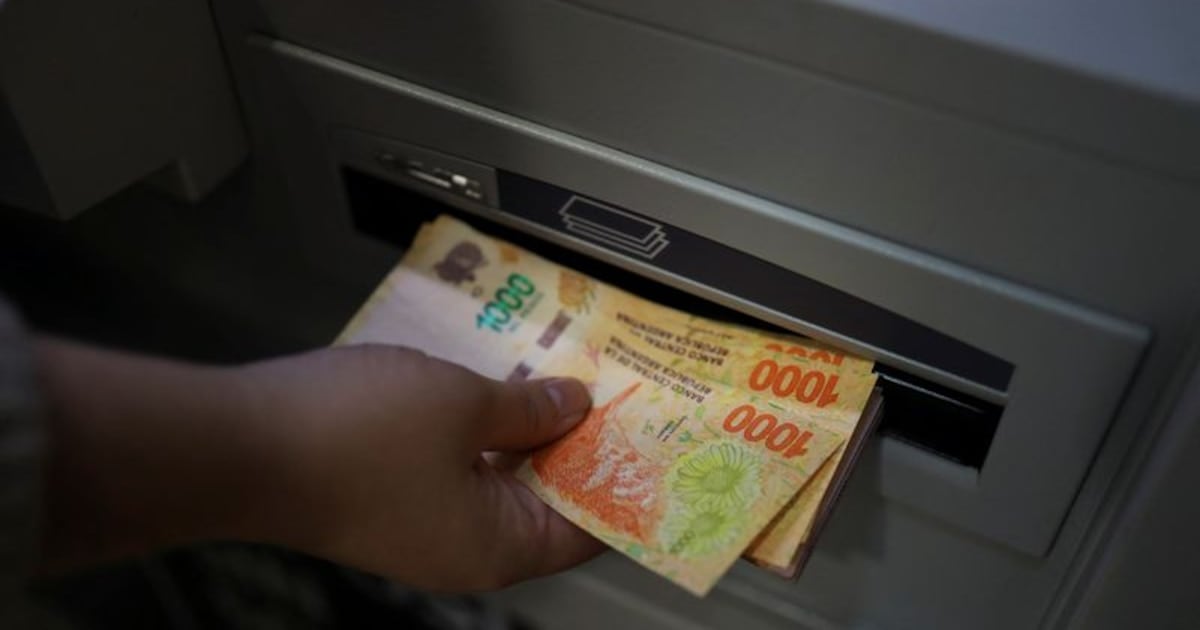 Comisiones bancarias al detalle: dónde conviene sacar plata y dónde cuesta el doble