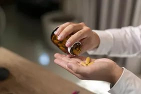 Magnesio para dormir: la promesa que crece en las góndolas y los laboratorios que todavía la miran con recelo