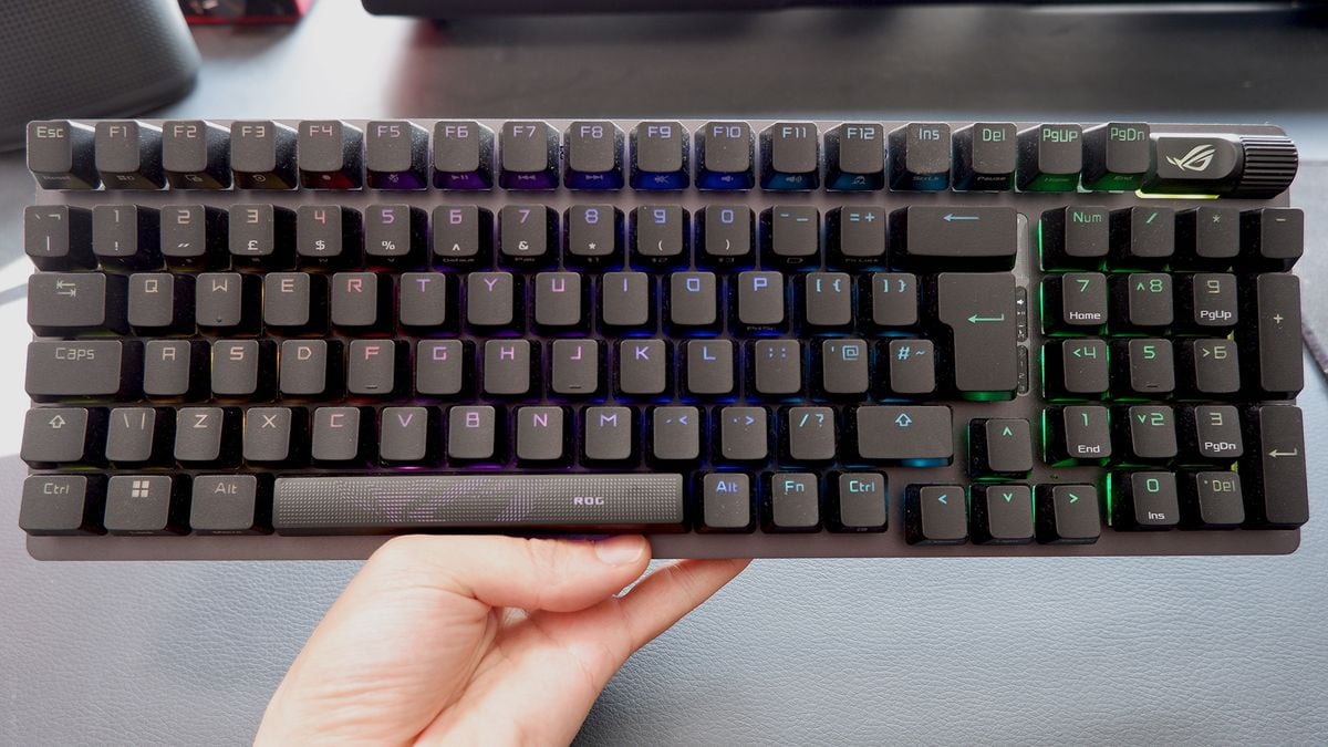 El G512 X 98 de Logitech se anima al doble juego: competitivo de día, oficina de noche