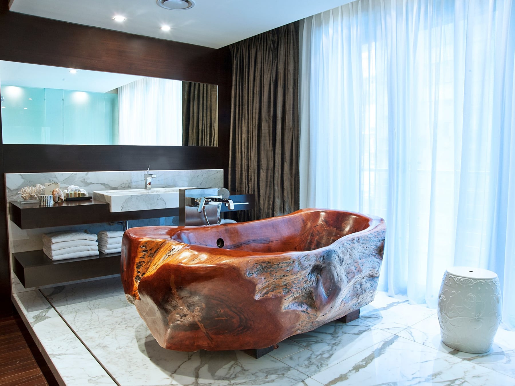 Un hotel con alma de bodega en el corazón de Recoleta: vino, roble y silencio entre toneles