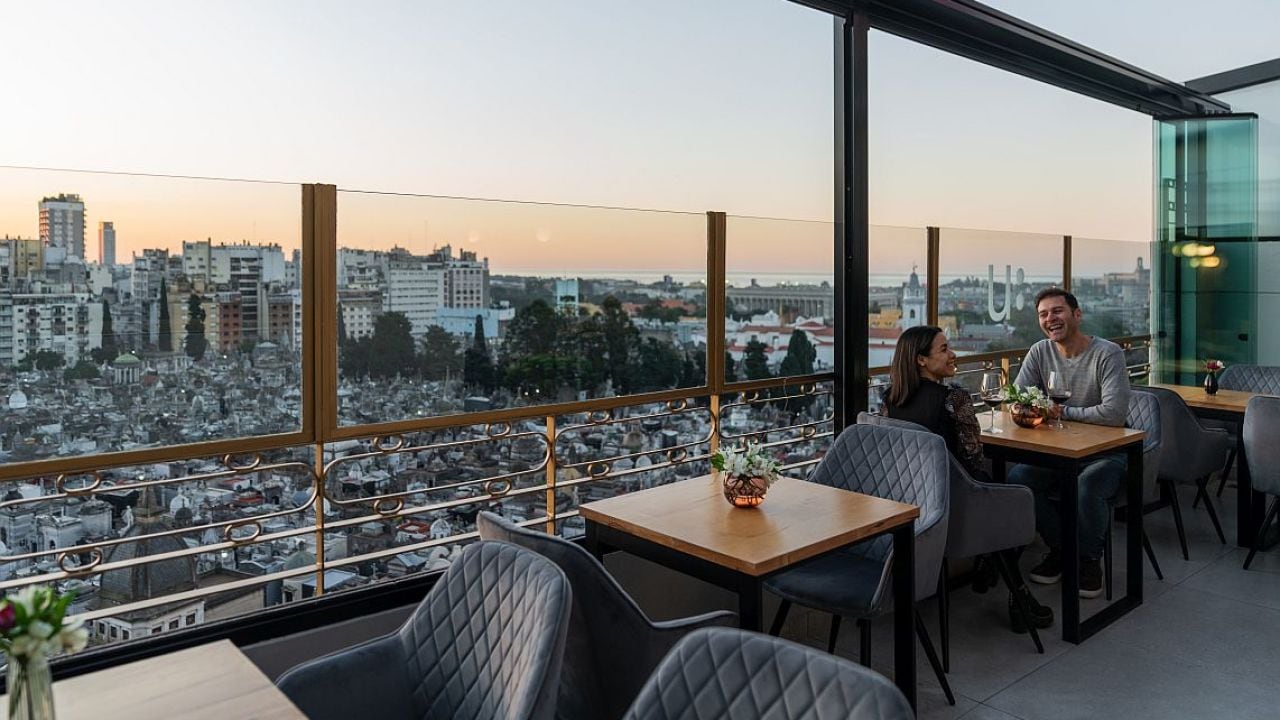 Una terraza sobre Junín para mirar el cementerio de Recoleta desde otra altura