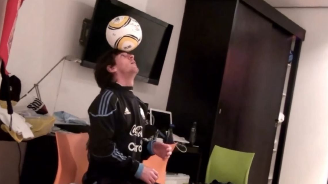 El Messi descalzo que ya avisaba quién era el dueño de la Jabulani
