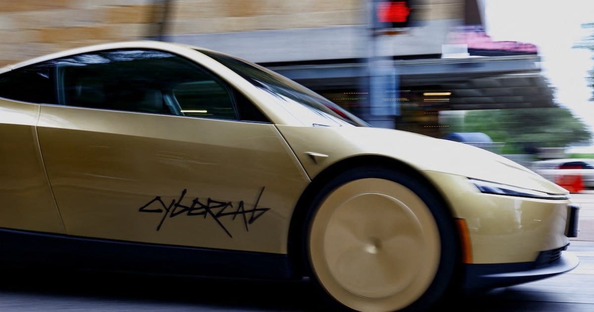 Tesla en la mira por el Cybercab: la NHTSA quiere saber cómo certificó un auto sin volante ni pedales