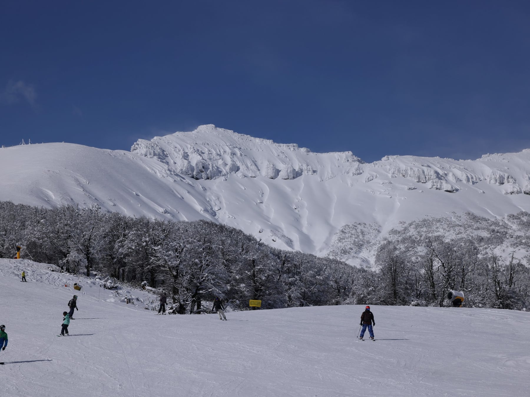 La nieve se queda hasta octubre: los cerros argentinos abrieron septiembre con tarifas bajas y pistas menos concurridas