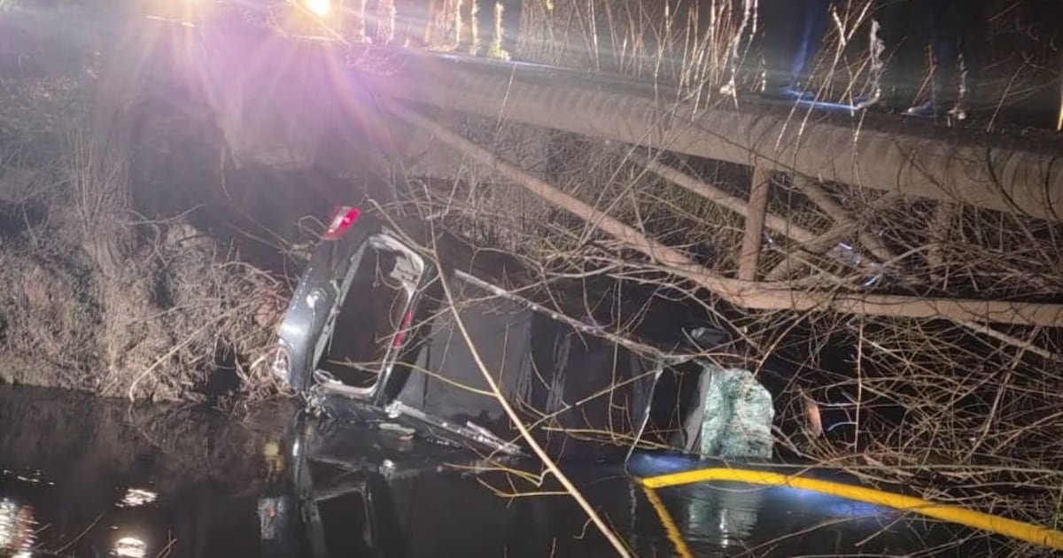 Rastrillaje en el Alto Valle: un niño de cuatro años permanece desaparecido tras caer con su familia a un canal de riego en Fernández Oro