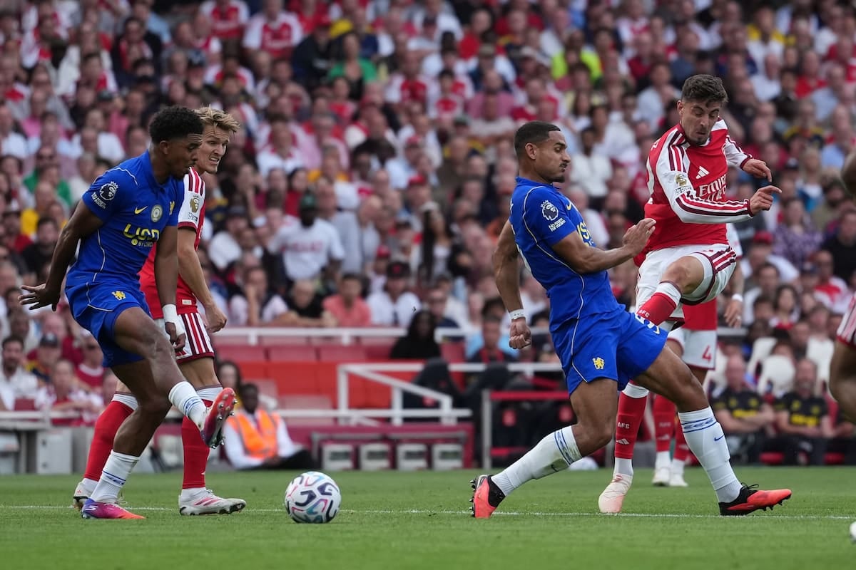 Arsenal cambió el viento a tiempo y se trepó a la punta