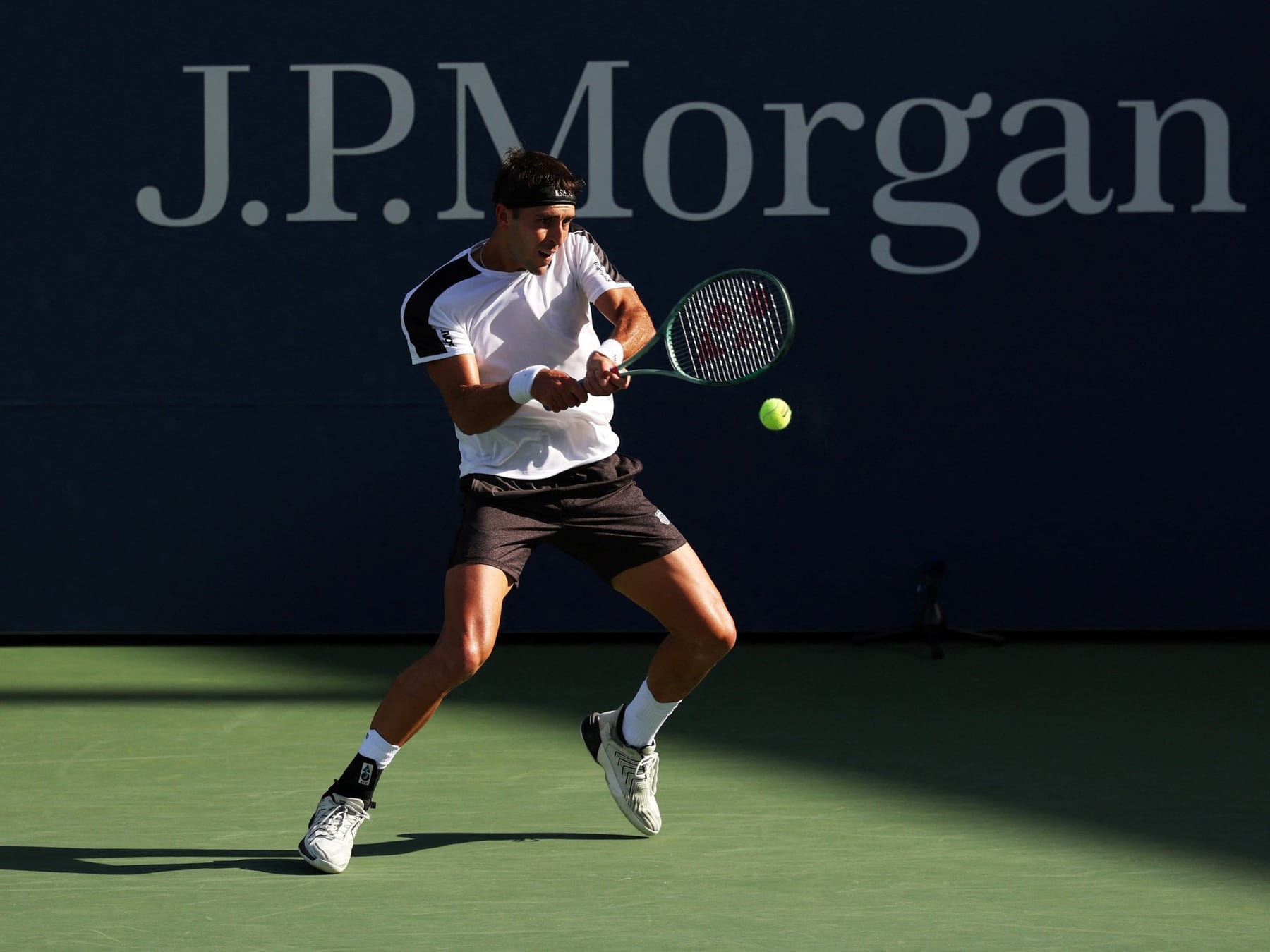 Tomás Etcheverry llegó a la segunda semana del US Open, chocó contra un estadounidense con motor V8 y se vuelve a casa con el número 29 en el bolsillo
