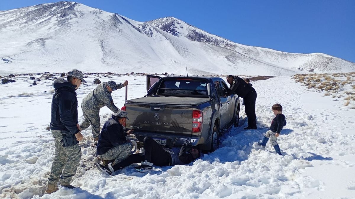 Caminó 15 kilómetros entre bardones de nieve para pedir ayuda por su familia varada en la cordillera neuquina