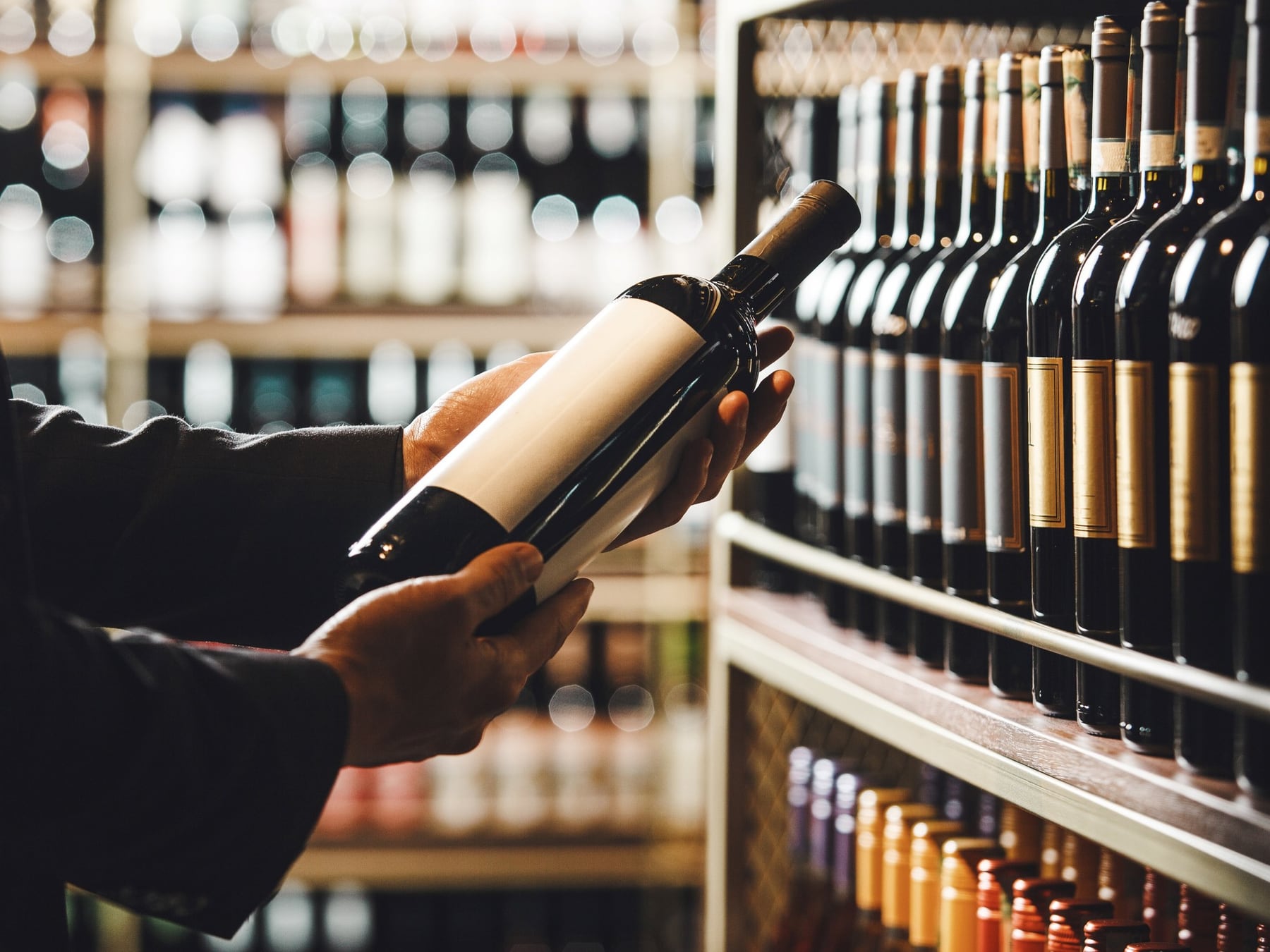 Lo que la etiqueta del vino calla: guía para leerla sin que le vendan palabras vacías