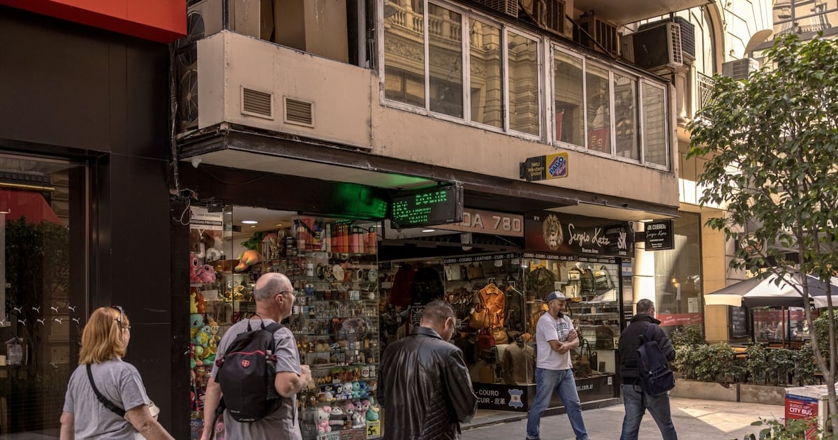 El dólar blue avanzó a $1.545 en una jornada deoperatoria reducida por el feriado en Estados Unidos
