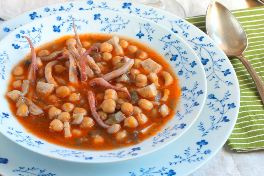 Garbanzos con calamares: el guiso de media hora que se luce mejor recalentado