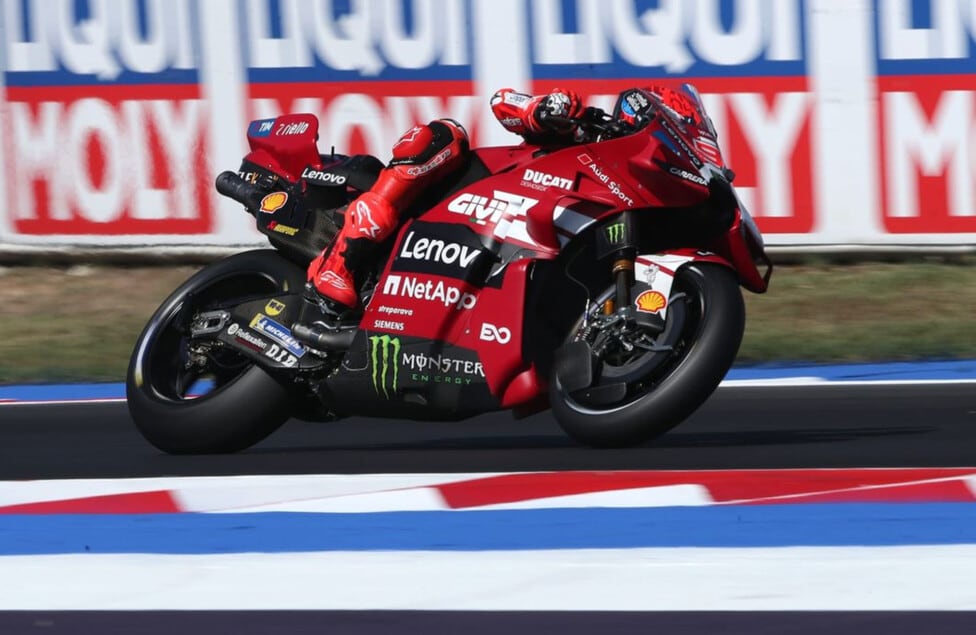 Márquez pasó primero por la peluquería de Misano y dejó a todos con el pelo parado