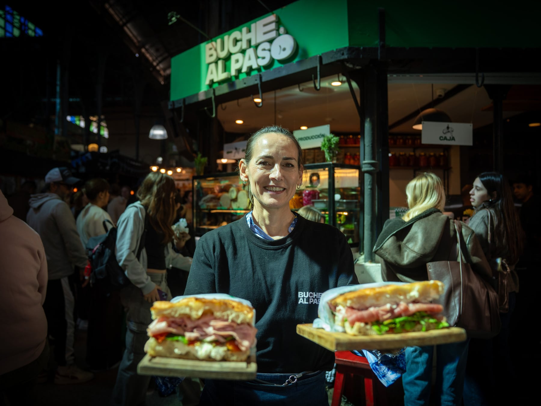 Buche al paso: la sandwichería del Mercado de San Telmo que despacha cien unidades diarias con pan de leña y fiambres propios