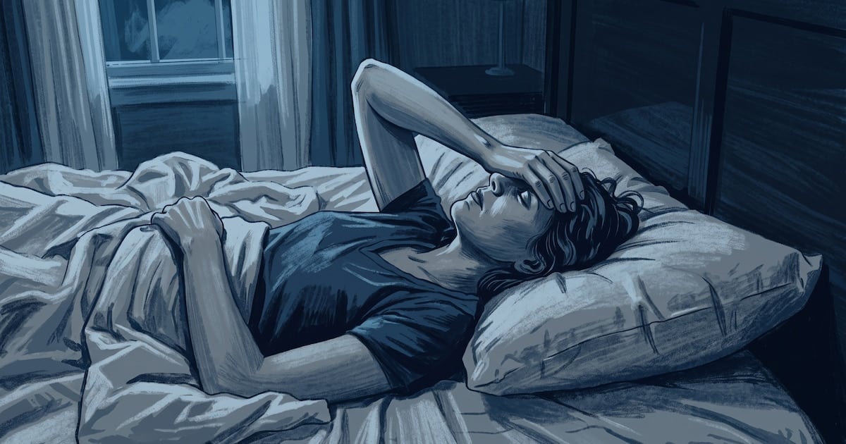El celular bajo la almohada: la costumbre que nos roba el sueño y se puede cambiar