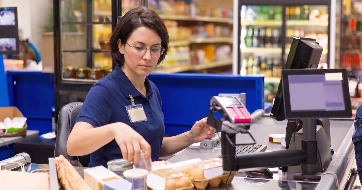 Salarios de cajeros de supermercado en septiembre de 2026: un piso superior al millón trescientos mil pesos en las tres categorías del convenio mercantil