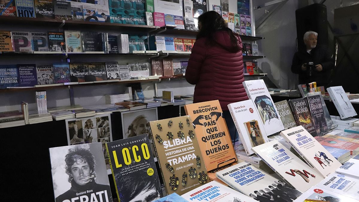 La Feria del Libro de Neuquén abrió en el Parque Central con libros desde dos mil pesos y una estrategia clara: que el lector se vaya con más de un título