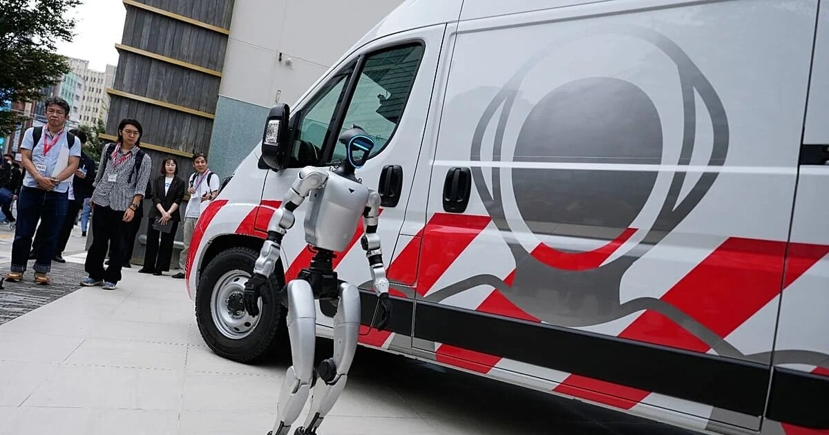 Una "ambulancia" sobre ruedas para robots humanoides: la nueva idea de GMO Air para evitar que las fábricas se detengan