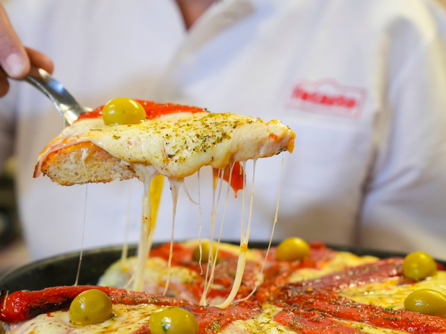 La plaza del Obelisco se vuelve pizzería a cielo abierto con una cruzada solidaria que mira a San Justo