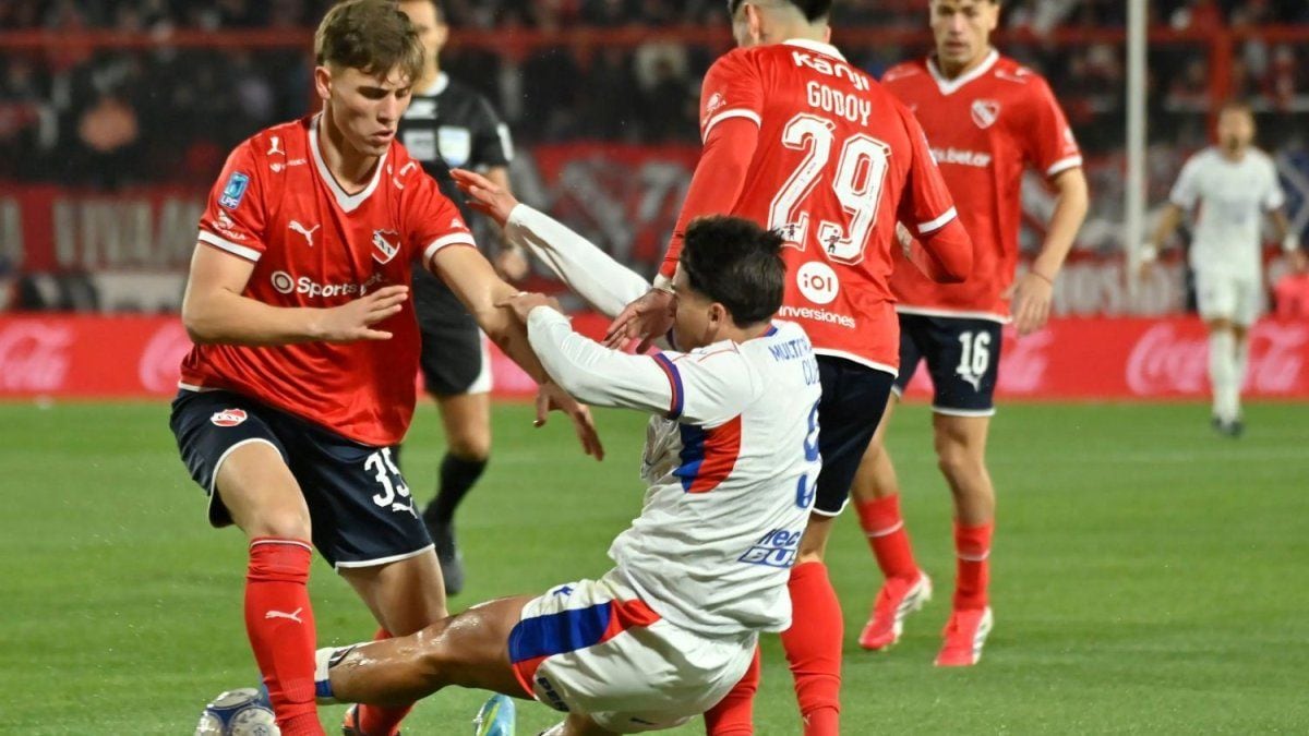 Empate que deja sabor a poco en Avellaneda: el Rojo se durmió y el Ciclón se escapó con vida