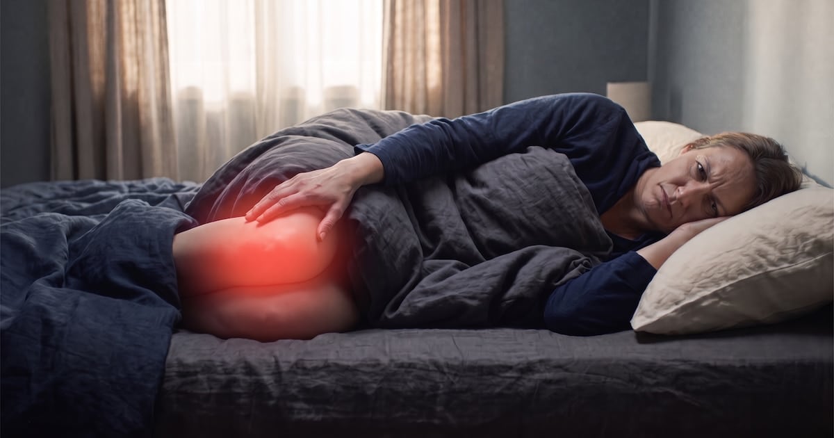 Rodilla que no deja dormir: cuándo aguantar en casa y cuándo ir al médico, según un especialista
