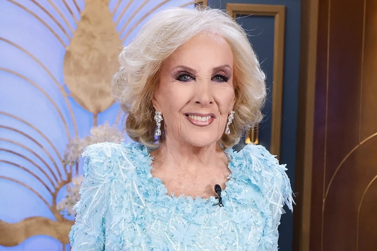 Juana Viale vuelve a calzarse el piloto de Mirtha mientras la abuela pelea contra la tos que no la deja volver