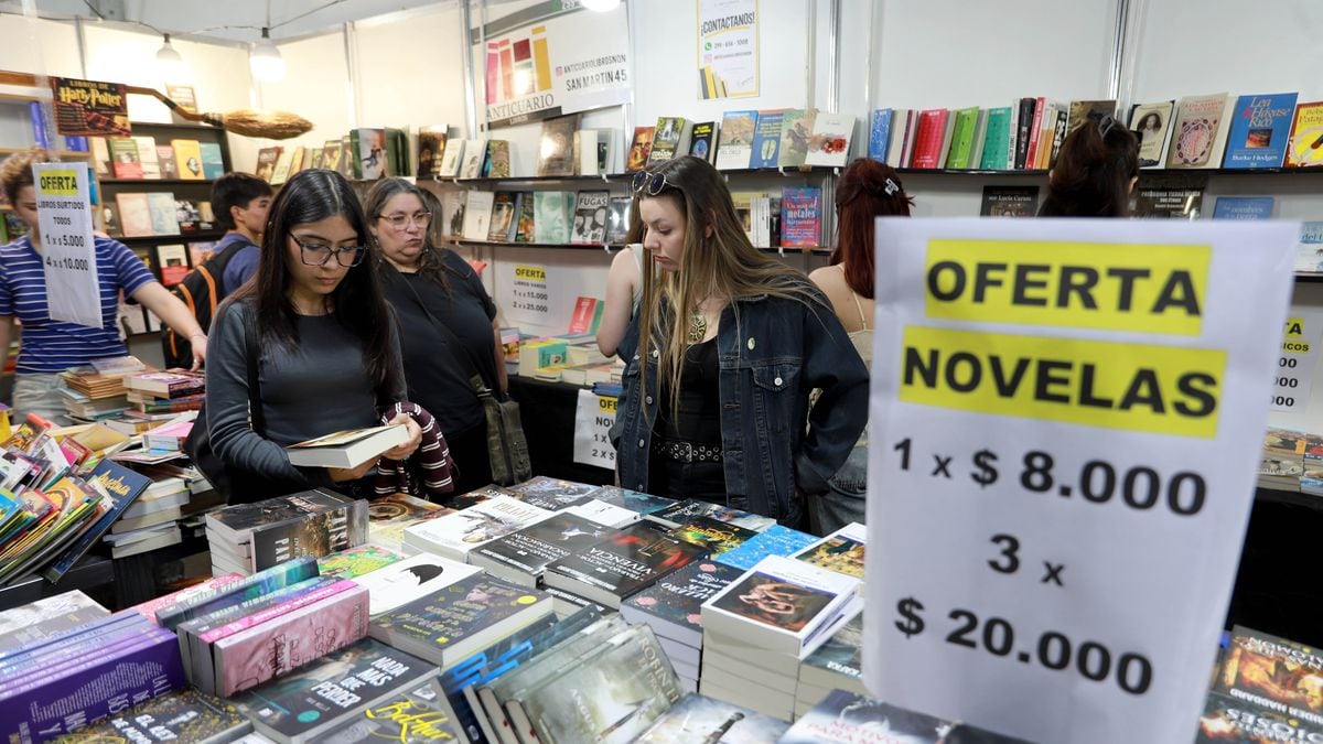 Una vuelta por la feria del libro que se arma en Neuquén, con precios para todos los bolsillos