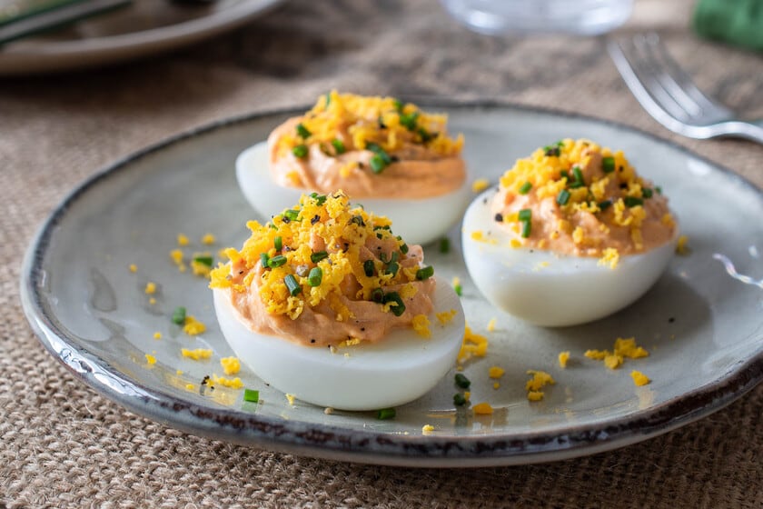 El truco del colador fino para que los huevos rellenos queden más cremosos y con mayor volumen