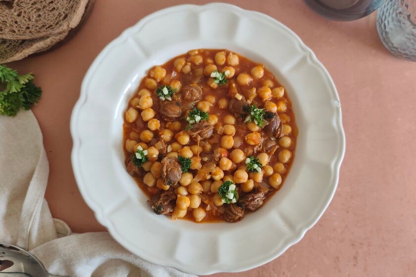 Garbanzos con zamburiñas: un guiso express que combina legumbres y conserva de mar en la cocina de todos los días