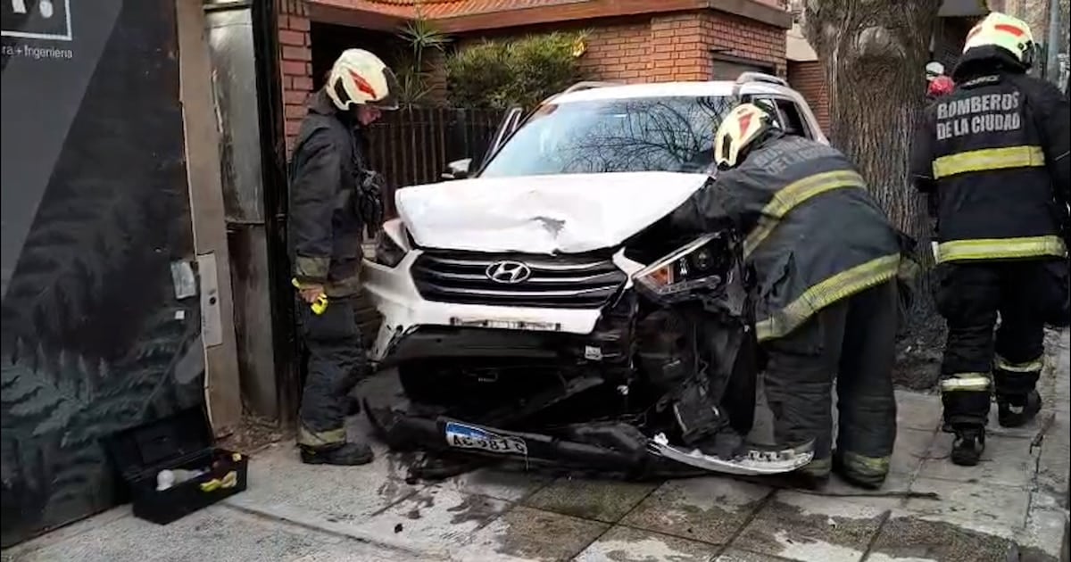Un automóvil impactó contra rodados estacionados en Palermo y terminó sobre la acera