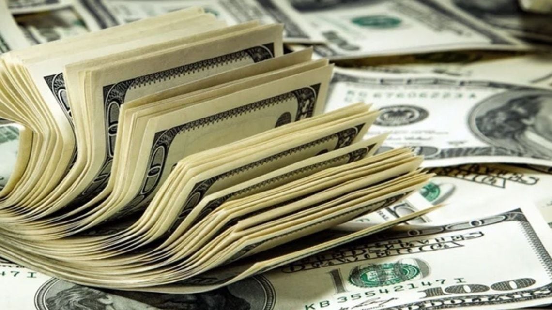 La cotización del dólar tarjeta llega a $1.995,50 y vuelve a quedar al tope del mercado cambiario