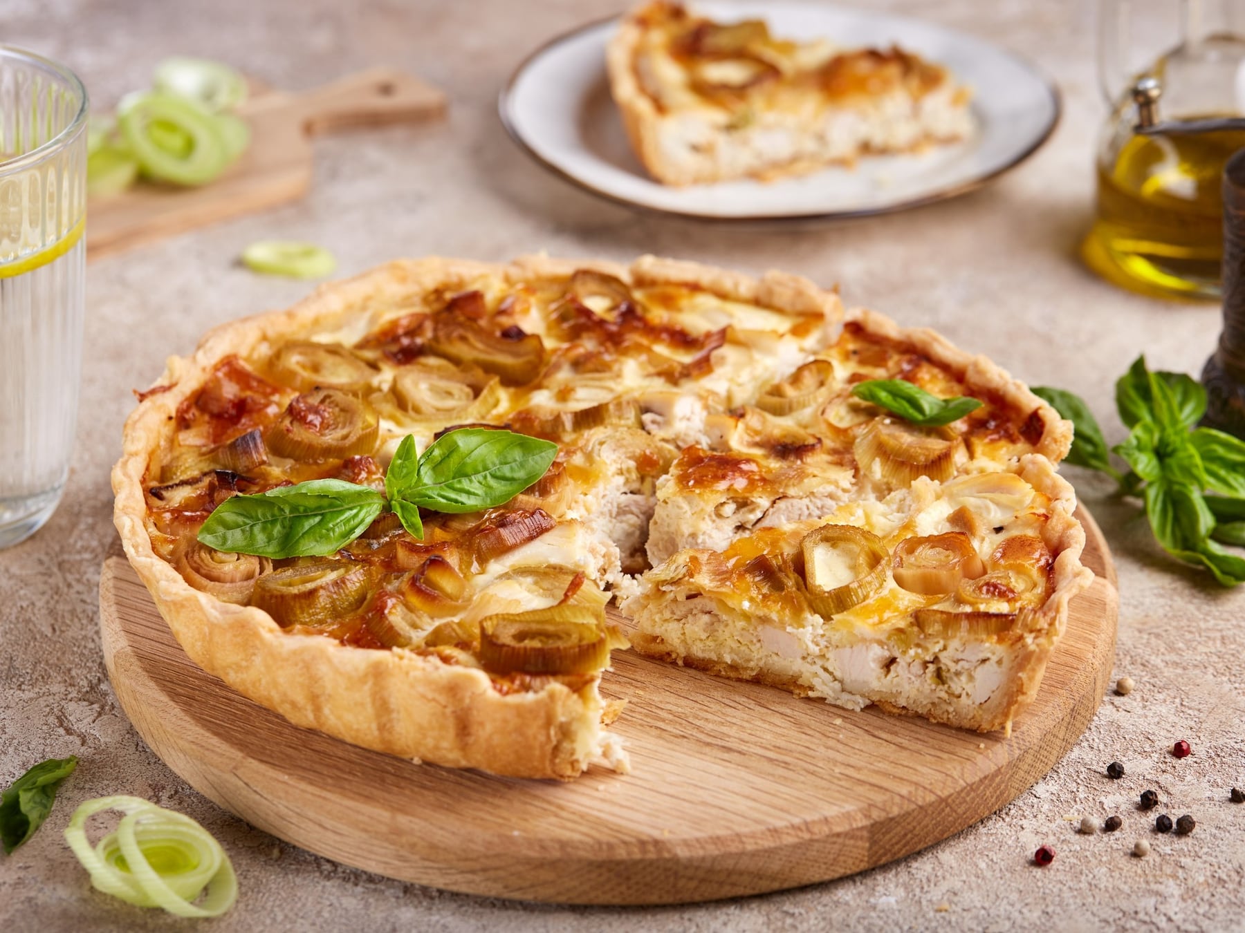 Reinventar el pollo sobrante: claves de relleno y masa para armar una tarta sin volver a la verdulería