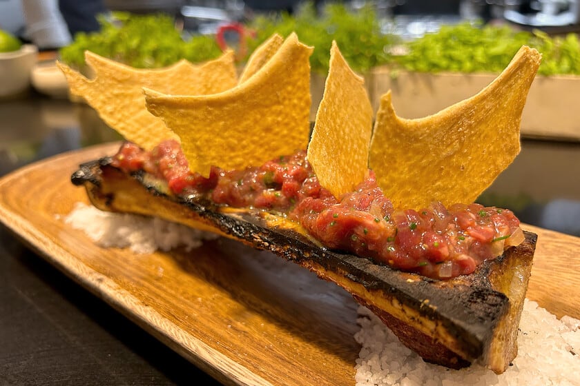En el centro de Sevilla, un steak tartar que se sirve sobre tuétano caliente y propone mezclarlo en un solo bocado