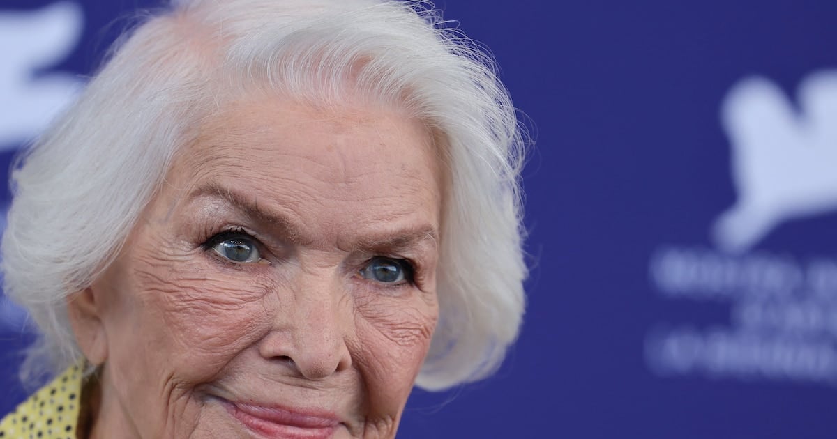 A los 93, Ellen Burstyn contó su rutina para mantenerse en pie: paseos, gimnasio y un poco de fuerza
