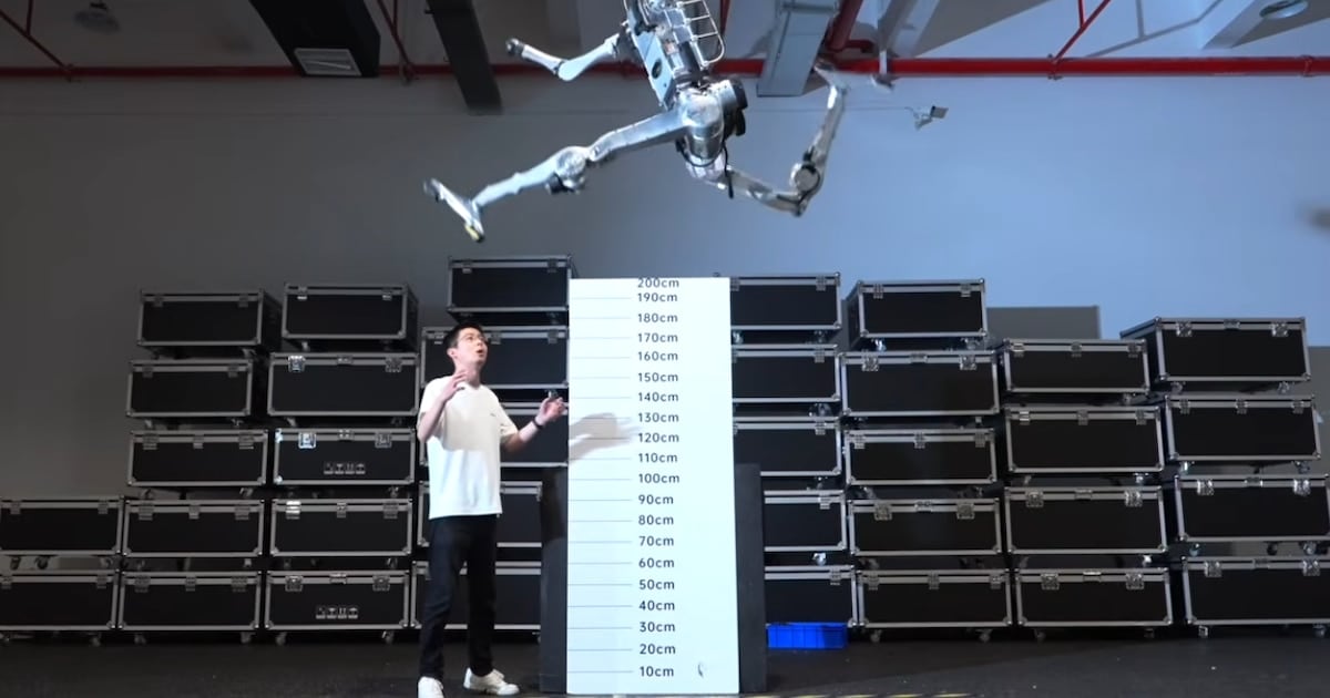Filma, corta, limpia: el trabajo de entrenar robots con las manos de una mujer