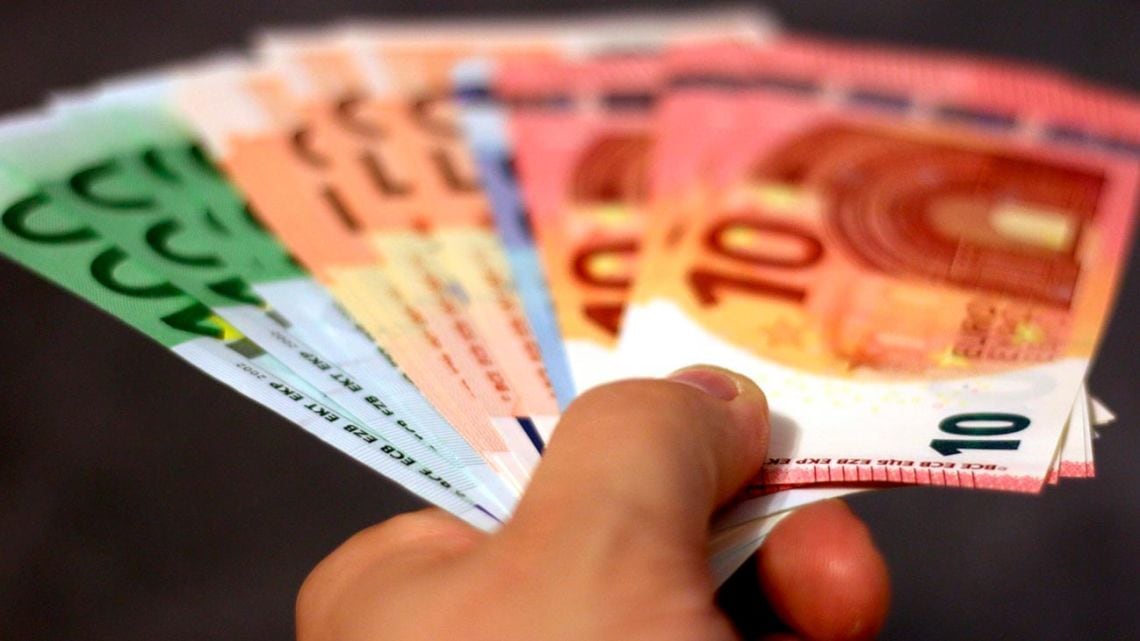 El euro blue arrancó la jornada con un alza de seis pesos y se acercó a los 1.860 en el mercado paralelo