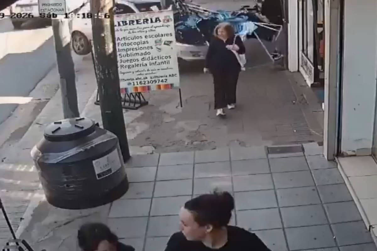 Atropelló a una joven en una vereda de Almirante Brown, chocó contra el frente de un local de ropa y quedó registrada por una cámara