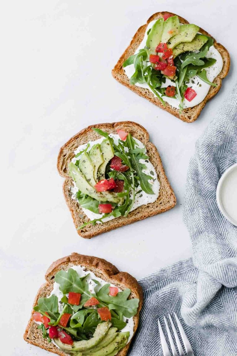 Cinco tostadas con palta que resuelven desde el desayuno hasta la cena sin complicarse en la cocina