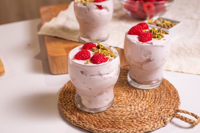 Mousse de frambuesas sin huevo: la receta que se resuelve antes de que lleguen los invitados