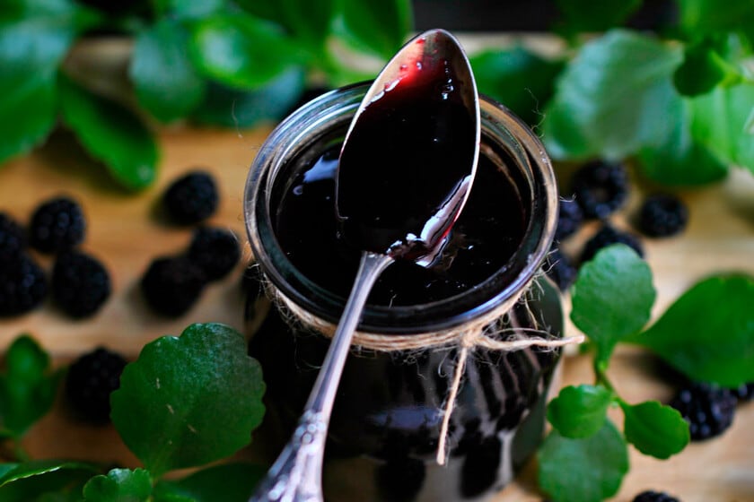 La mermelada de moras silvestres que se cocina en cacerola y se guarda en la heladera: receta paso a paso con manzana y limón