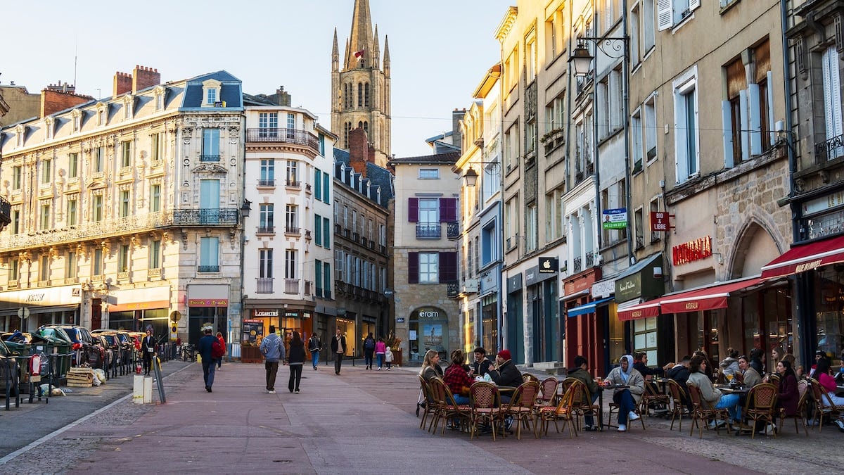 Limoges, la capital francesa donde la porcelana y el esmalte siguen fabricándose a la vista del visitante