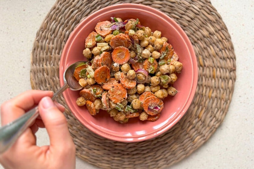 Una ensalada templada que cruza el horno y la cocina del medio oriente: garbanzos, zanahoria y tahini